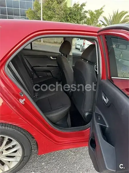 Usado Kia Rio 90 CV (66 kW) 2017 Rojo Berlina