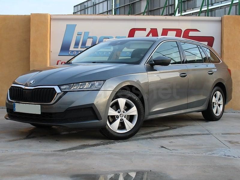 Usado Skoda Octavia Ambition 150 CV (110 kW) 2022 Gris / plata Familiar
