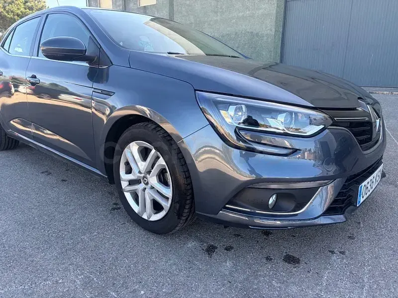 Usado Renault Mégane Bose Edition 150 CV (110 kW) 2019 Gris / plata Berlina