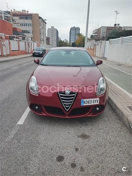 Rojo Usado 2010 Alfa Romeo Giulietta Distinctive Utilitario | 6990 € (Precio justo) - Imagen 1/4