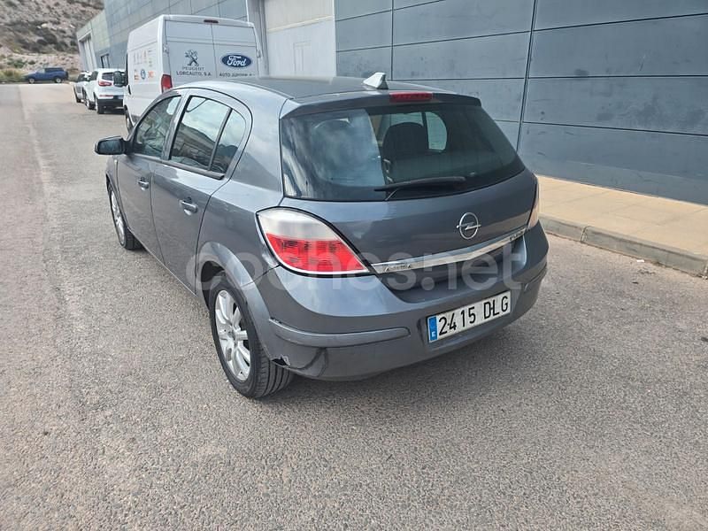Usado Opel Astra Edition 80 CV (58 kW) 2005 Gris / plata Berlina