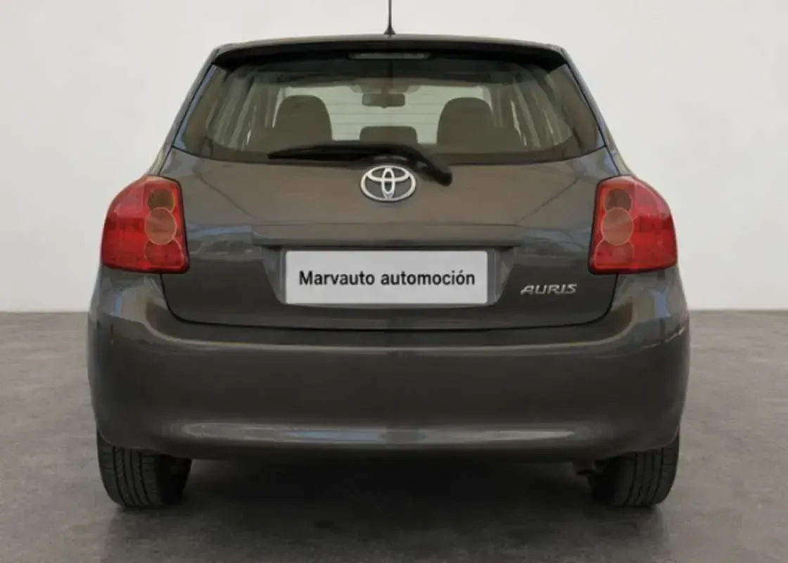 Usado Toyota Auris 90 CV (66 kW) 2008 Gris Utilitario