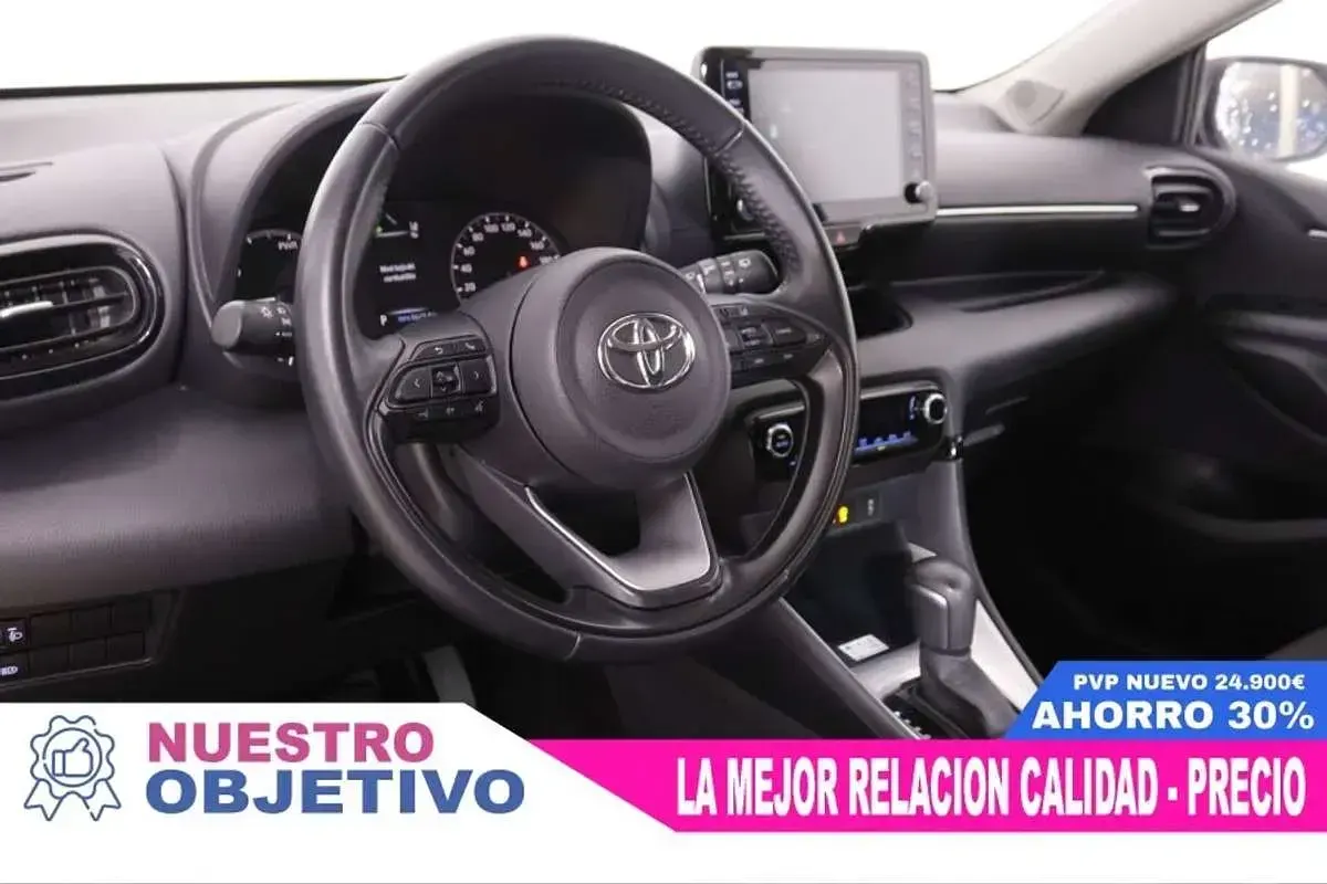 Usado Toyota Yaris Hybrid Active 116 CV (85 kW) 2023 Rojo Berlina