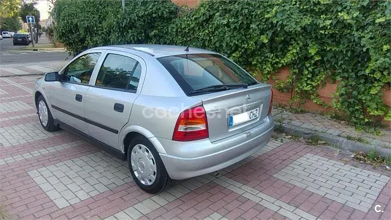 Usado Opel Astra Edition 100 CV (73 kW) 2003 Gris / plata Berlina