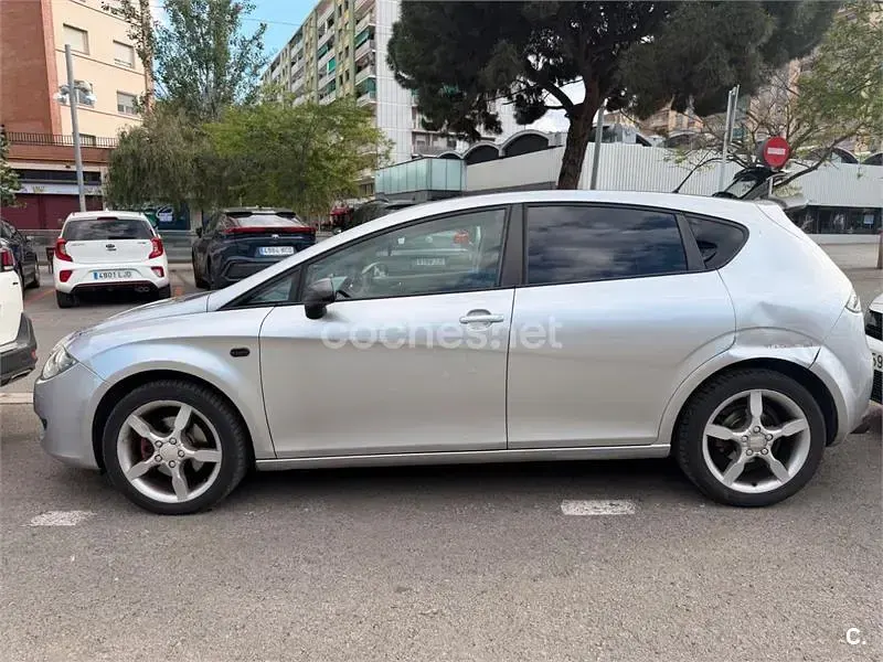 Usado Seat Leon Sport 105 CV (77 kW) 2008 Gris / plata Utilitario