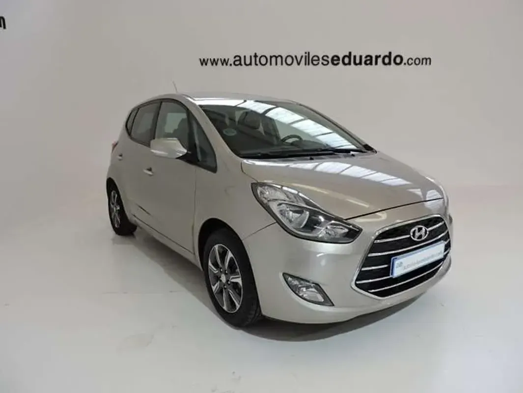 Usado Hyundai i20 126 CV (92 kW) 2018 Gris Monovolumen