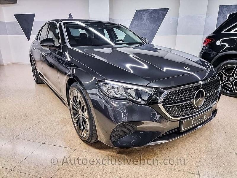 Usado Mercedes E300 313 CV (230 kW) 2025 Gris / plata Berlina
