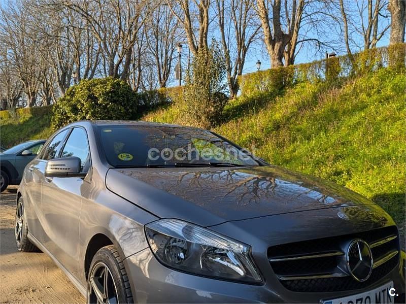 Usado Mercedes A180 Style 109 CV (80 kW) 2014 Gris / plata Berlina