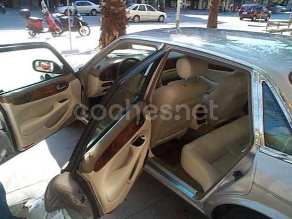 Usado Jaguar XJ8 Executive 240 CV (176 kW) 2001 Gris / plata Berlina