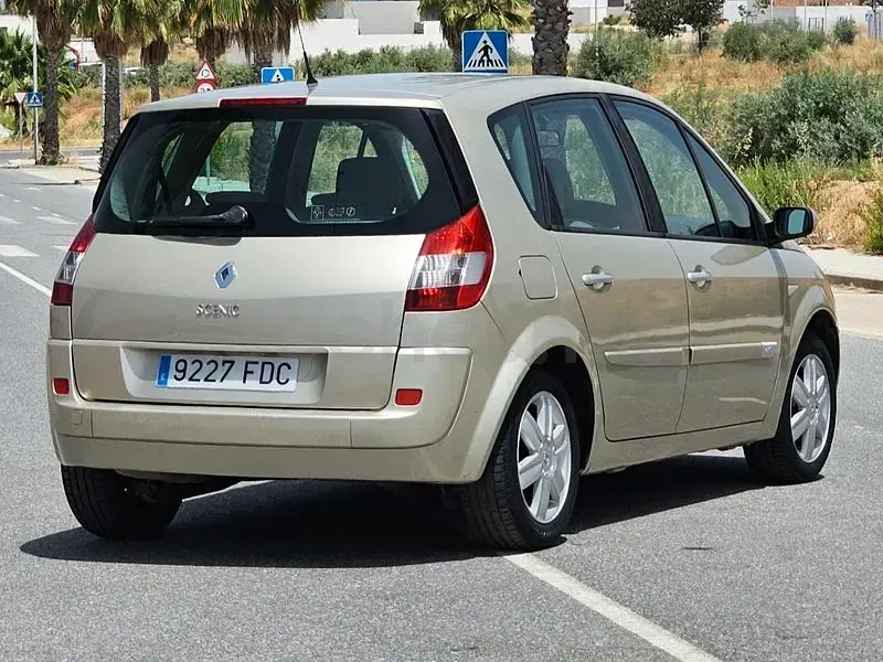 Usado Renault Scénic Dynamique 105 CV (77 kW) 2007 Marrón Monovolumen