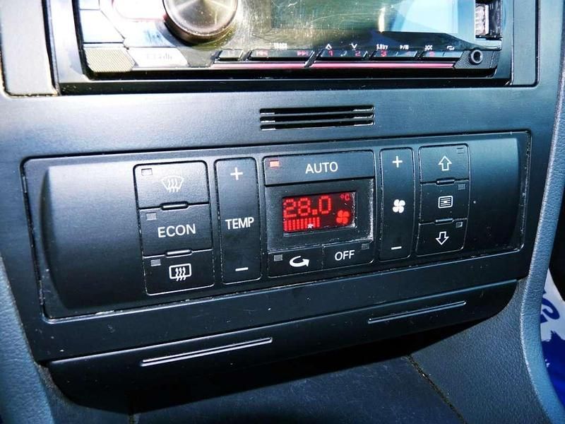 Usado Audi A4 110 CV (80 kW) 1999 Azul Familiar