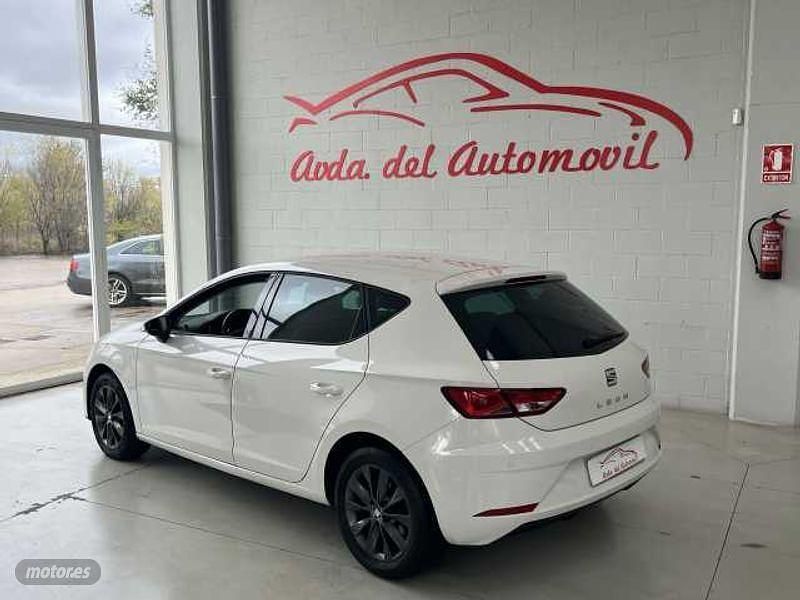 Usado Seat Leon Style 131 CV (96 kW) 2019 Blanco Berlina