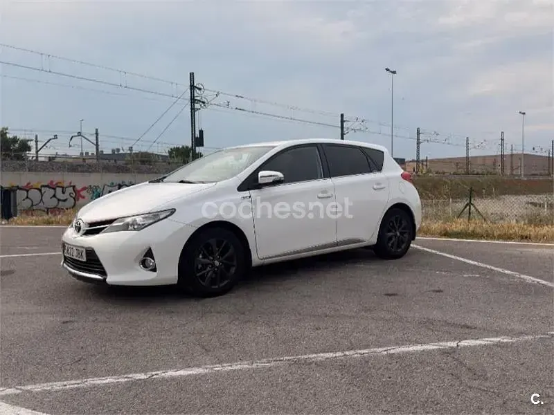 Usado Toyota Auris Active 132 CV (97 kW) 2014 Blanco Berlina