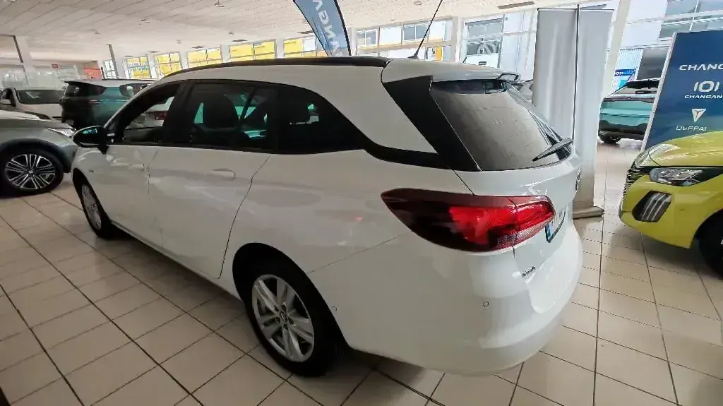 Usado Opel Astra Elegance 122 CV (89 kW) 2020 Blanco Familiar