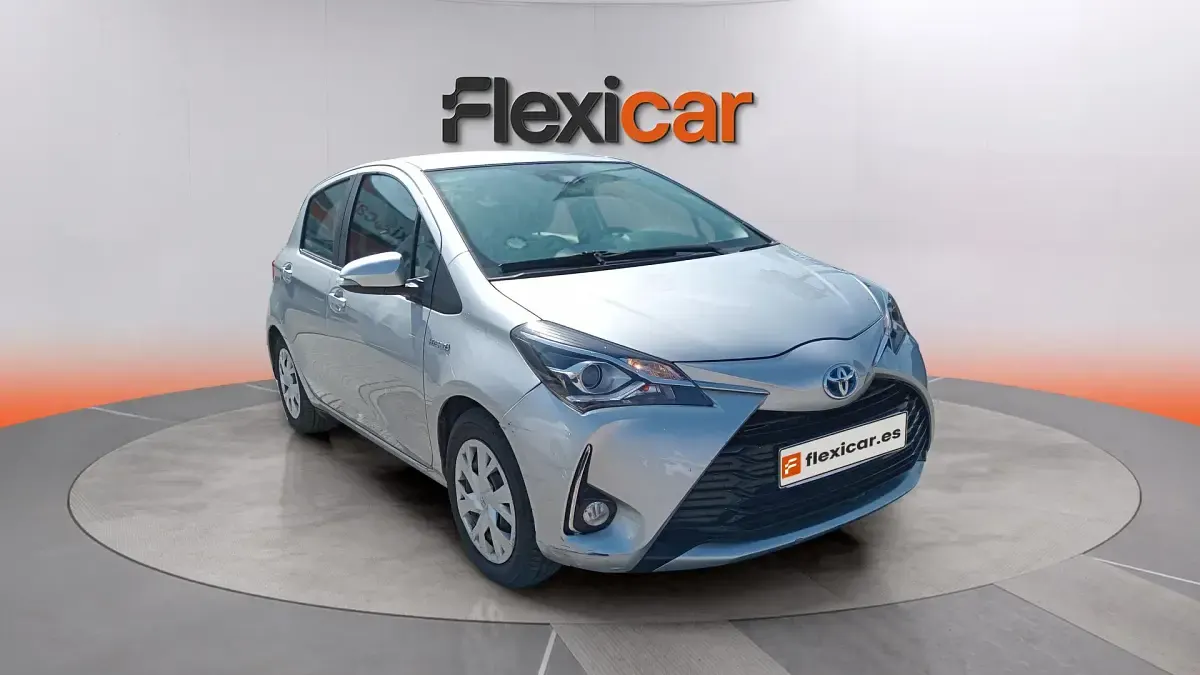 Usado Toyota Yaris Hybrid Active 100 CV (73 kW) 2019 Gris Utilitario