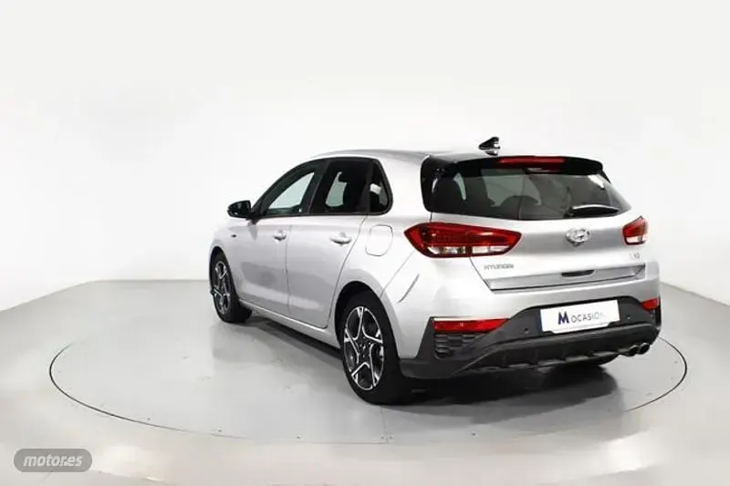 Usado Hyundai i30 N Line 120 CV (88 kW) 2023 Plateado Berlina