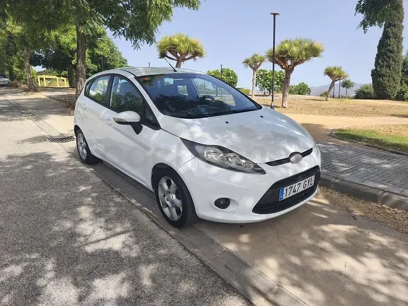 Usado Ford Fiesta Trend 68 CV (50 kW) 2010 Blanco Berlina