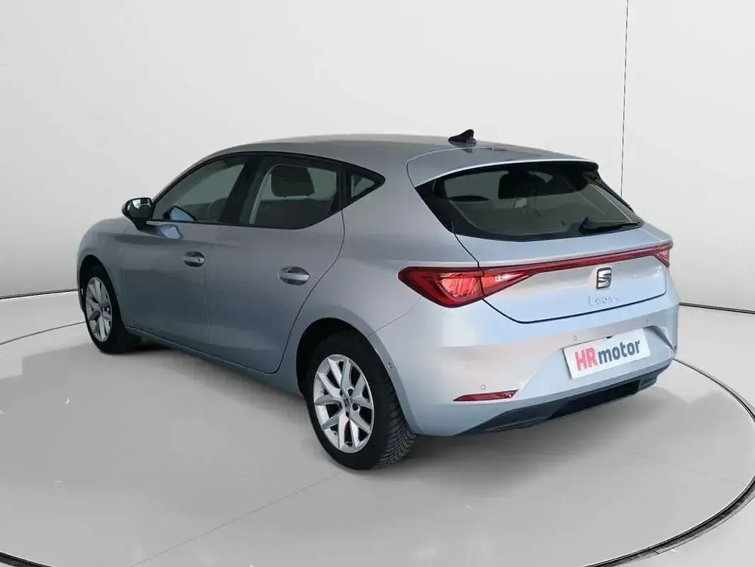 Usado Seat Leon Style 110 CV (80 kW) 2021 Gris Utilitario