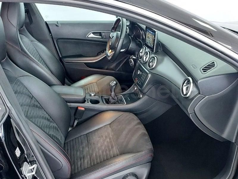 Usado Mercedes CLA200 Shooting Brake AMG line 136 CV (100 kW) 2015 Negro Familiar