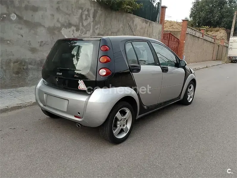 Usado Smart ForFour Pulse 95 CV (69 kW) 2004 Gris / plata Utilitario