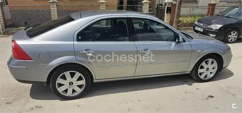 Usado Ford Mondeo Ghia 130 CV (95 kW) 2004 Gris / plata Berlina