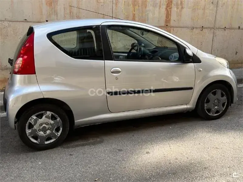 Usado Peugeot 107 Urban Move 54 CV (39 kW) 2007 Gris / plata Utilitario