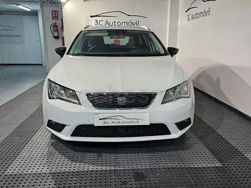 Usado Seat Leon Style 150 CV (110 kW) 2015 Blanco Familiar