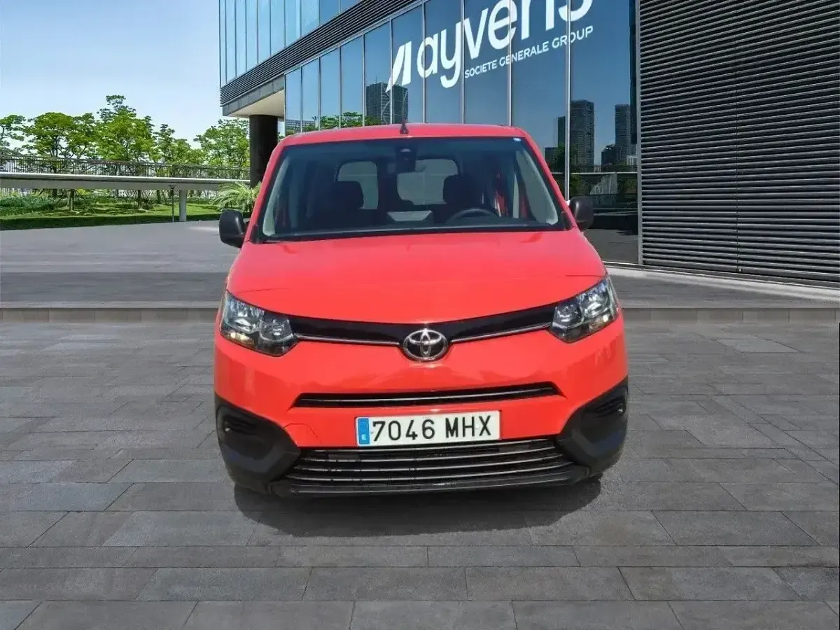 Käytetty Toyota Proace Verso Active 131 HP (96 kW) 2023 Punainen Farmari