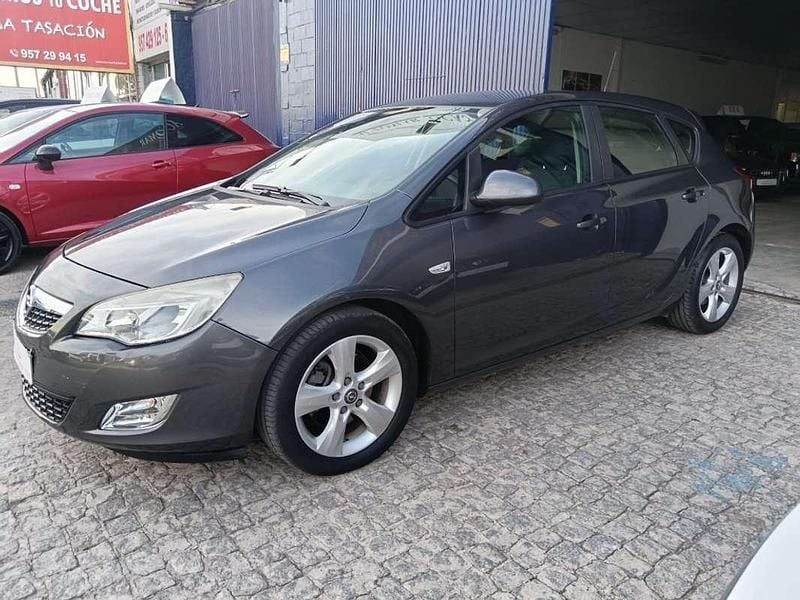 Gris Usado 2013 Opel Astra Excellence Utilitario | 6390 € (Precio justo) - Imagen 1/4