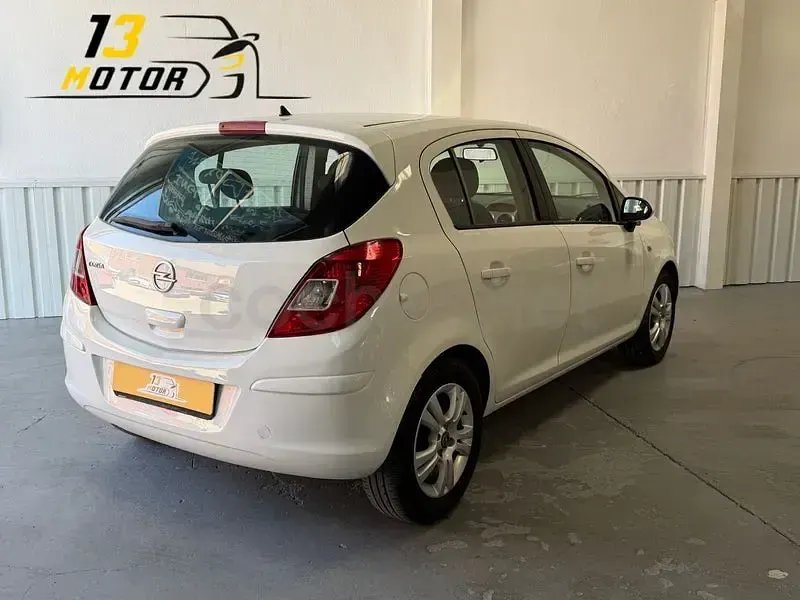 Usado Opel Corsa Expression 85 CV (62 kW) 2011 Blanco Utilitario
