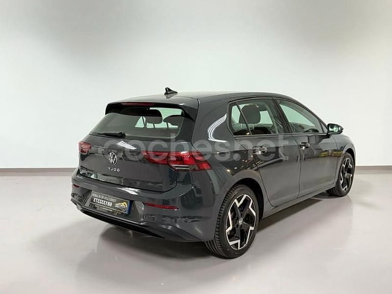 Usado VW Golf VIII 110 CV (80 kW) 2023 Gris / plata Berlina