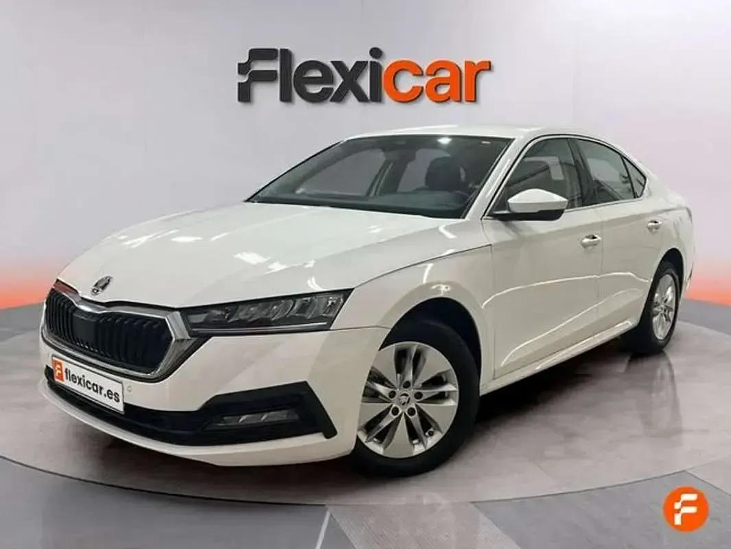 Usado Skoda Octavia Selection 116 CV (85 kW) 2022 Blanco Utilitario