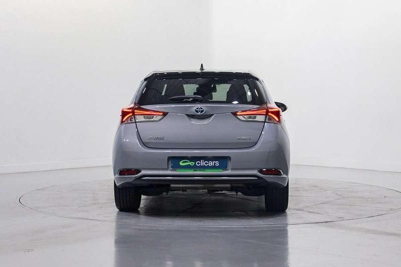Usado Toyota Auris Hybrid 99 CV (72 kW) 2017 Plateado Berlina