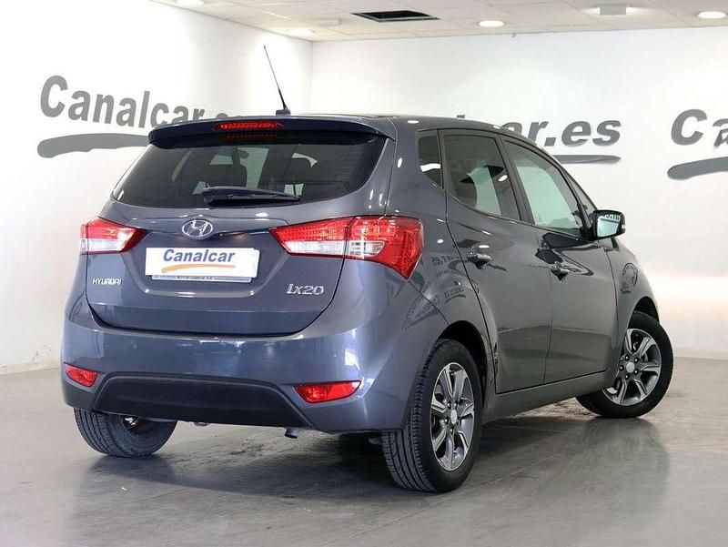 Usado Hyundai ix20 90 CV (66 kW) 2016 Plata Utilitario