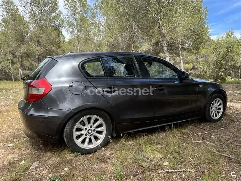 Usado BMW 118 122 CV (89 kW) 2007 Gris / plata Utilitario