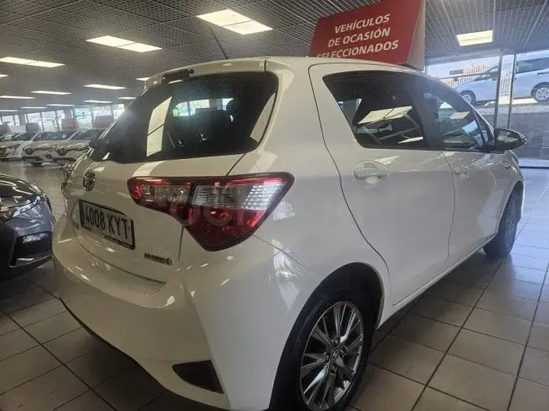Usado Toyota Yaris Hybrid Active 100 CV (73 kW) 2019 Blanco Berlina