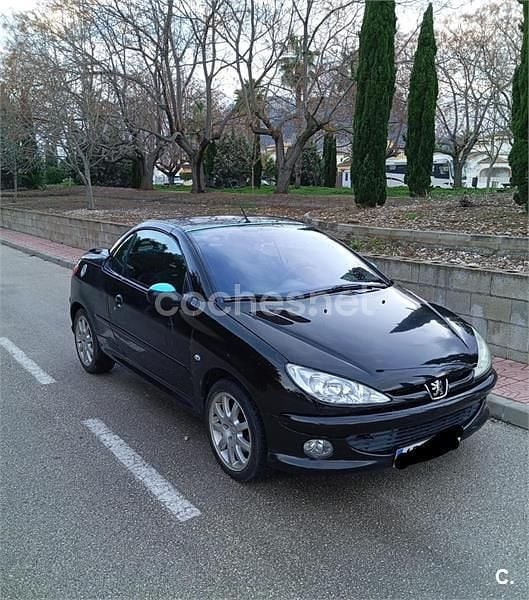 Usado Peugeot 206 CC 110 CV (80 kW) 2005 Negro Descapotable