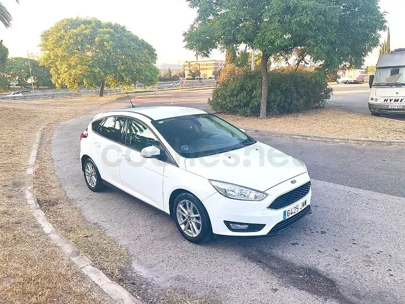 Usado Ford Focus Trend 125 CV (91 kW) 2016 Blanco Berlina