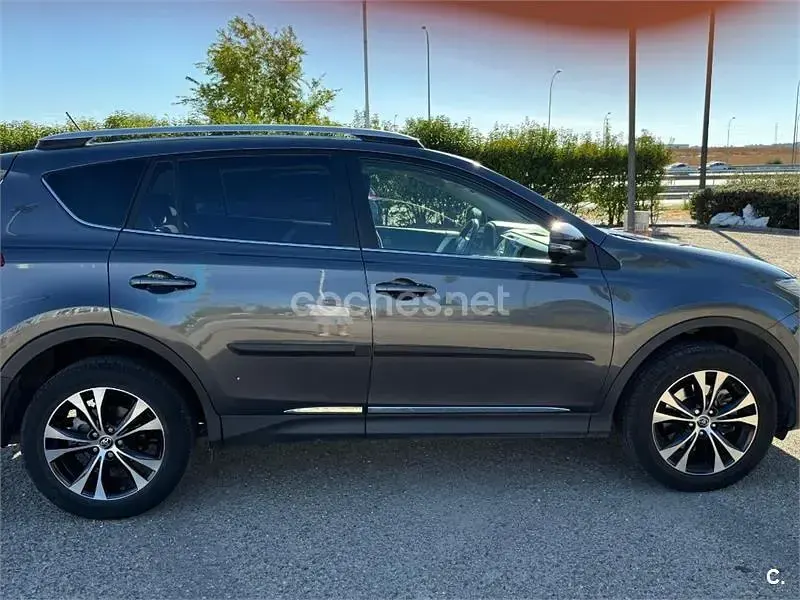 Usado Toyota RAV4 Advance 124 CV (91 kW) 2014 Gris / plata SUV