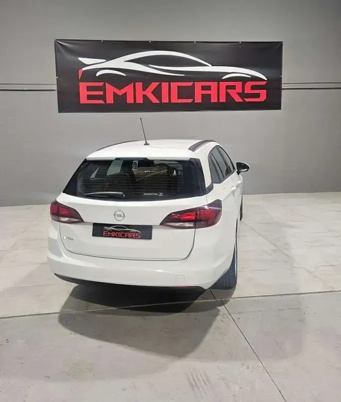 Usado Opel Astra Edition 105 CV (77 kW) 2020 Blanco Familiar