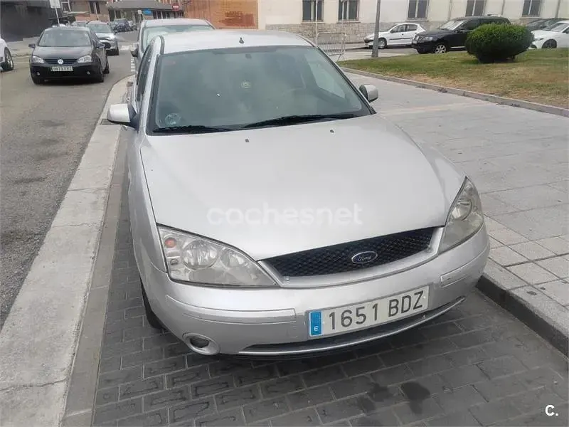 Usado Ford Mondeo Trend 125 CV (91 kW) 2001 Gris / plata Berlina