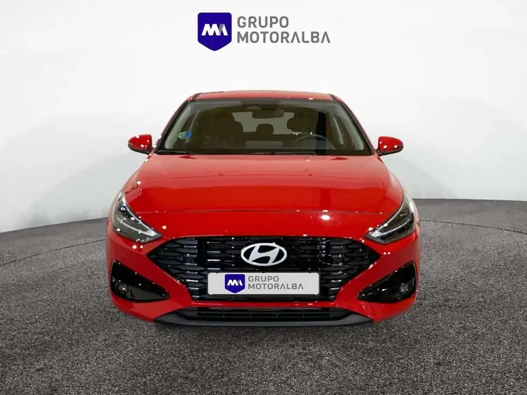 Usado Hyundai i30 101 CV (74 kW) 2025 Rojo Berlina