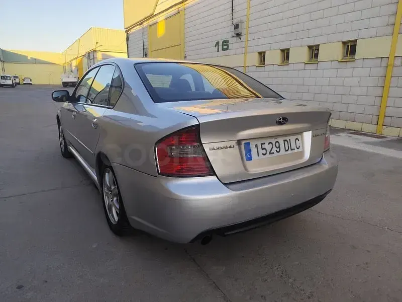 Usado Subaru Legacy 140 CV (102 kW) 2005 Gris / plata Berlina