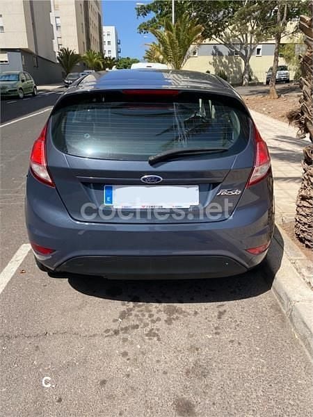 Usado Ford Fiesta Trend 82 CV (60 kW) 2013 Gris / plata Utilitario
