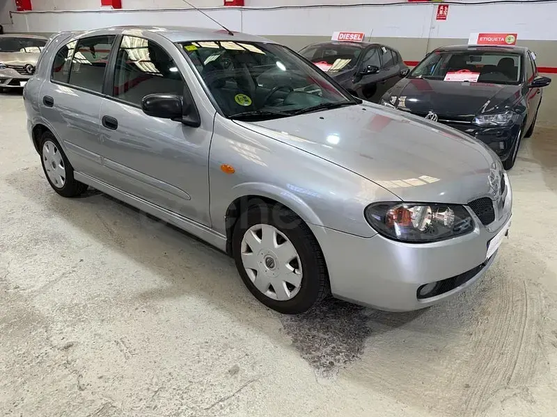 Usado Nissan Almera Visia 98 CV (72 kW) 2003 Gris / plata Berlina