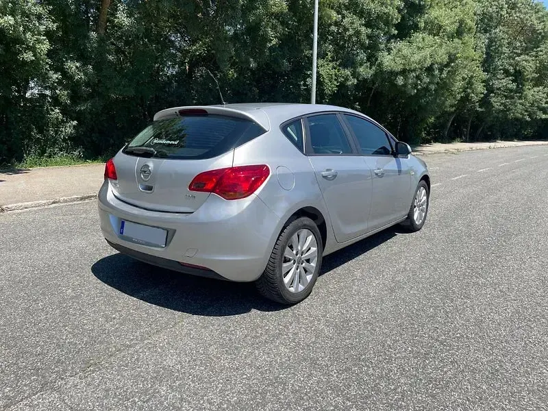 Usado Opel Astra Enjoy 110 CV (80 kW) 2010 Gris / plata Berlina