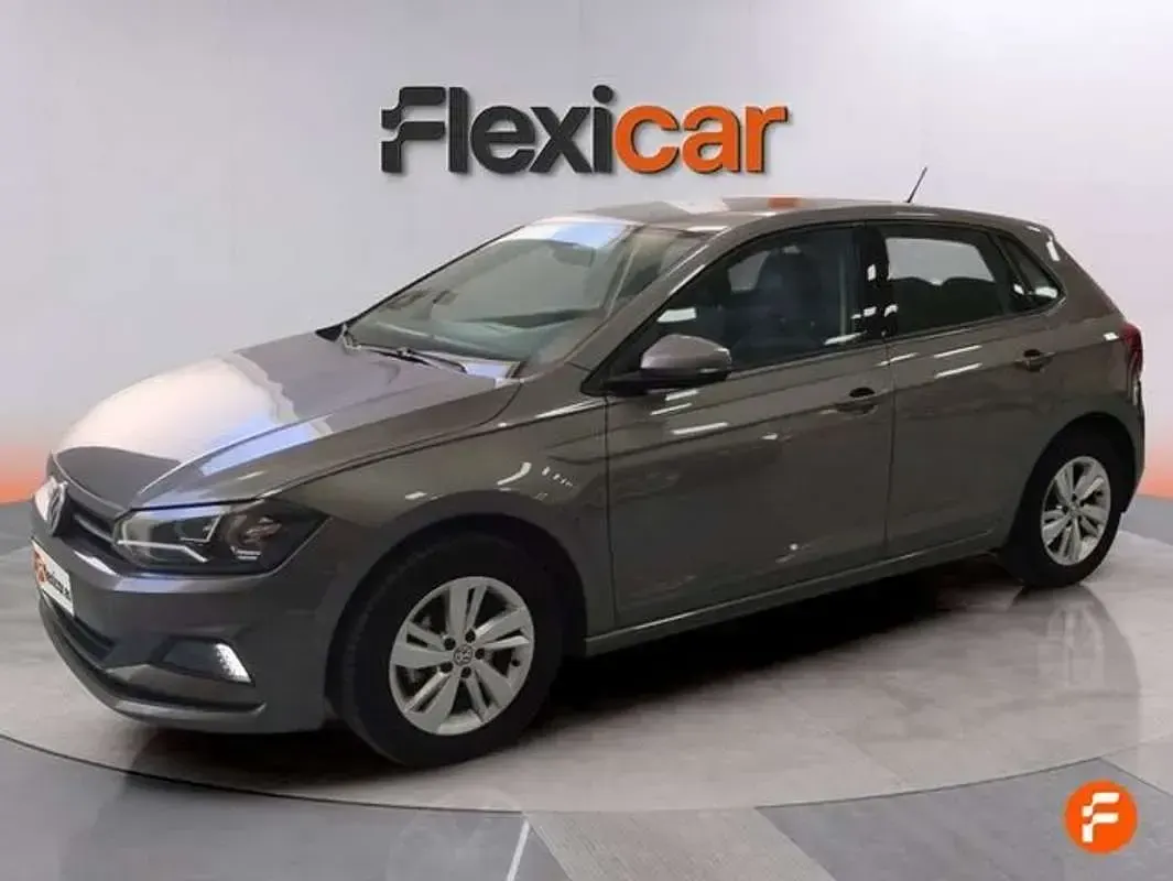 Usado VW Polo Advance 75 CV (55 kW) 2018 Gris Utilitario