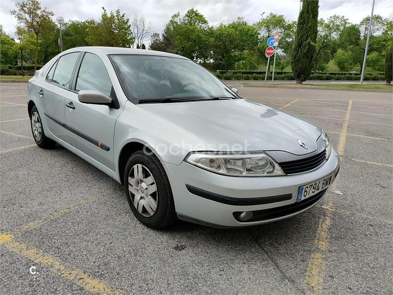 Usado Renault Laguna II Authentique 110 CV (80 kW) 2001 Gris / plata Berlina