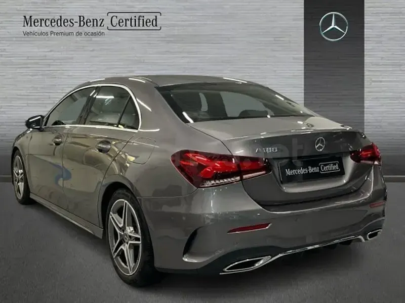 Usado Mercedes A180 136 CV (100 kW) 2022 Gris / plata Berlina