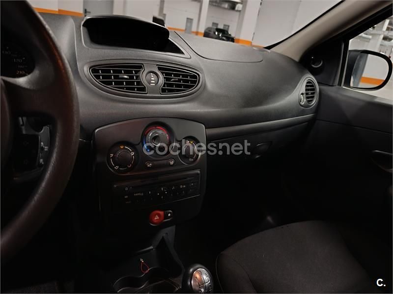 Usado Renault Clio III Collection 75 CV (55 kW) 2013 Blanco Berlina